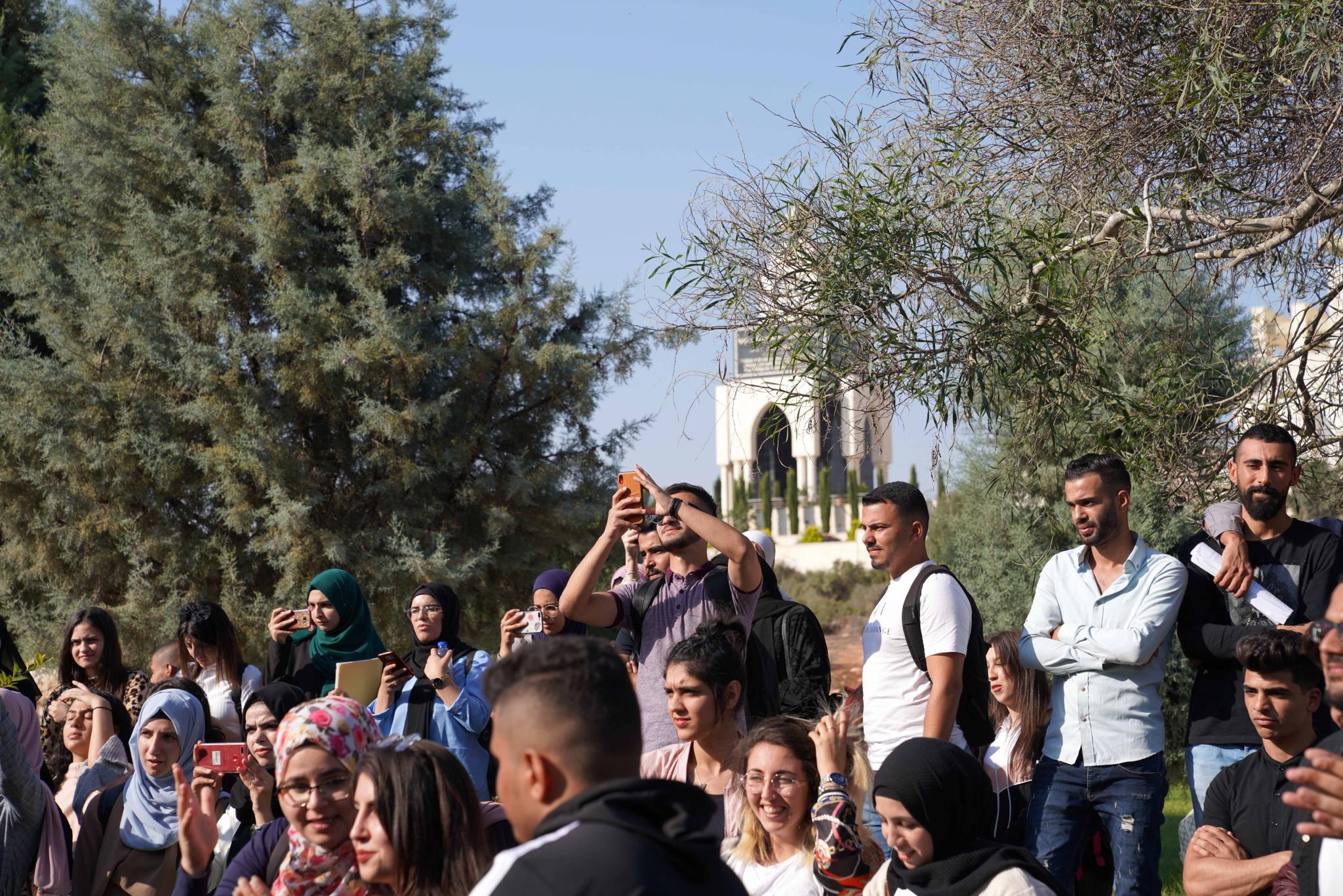 عمادة شؤون الطلبة في الجامعة تنظم نشاطا فنيا وثقافيا