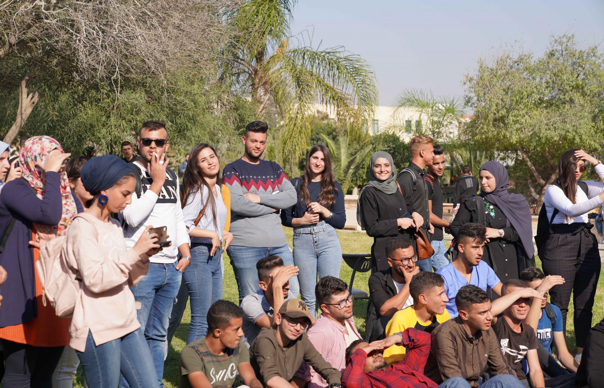 عمادة شؤون الطلبة في الجامعة تنظم نشاطا فنيا وثقافيا