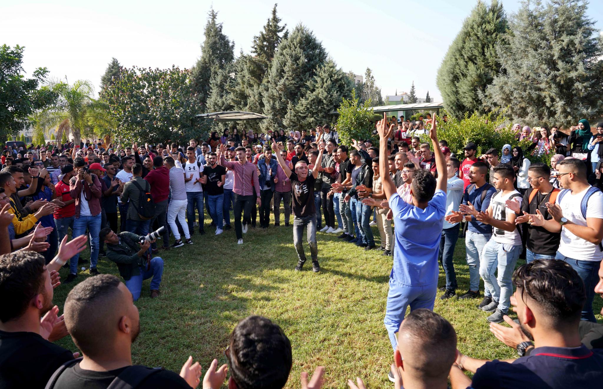 عمادة شؤون الطلبة في الجامعة تنظم نشاطا فنيا وثقافيا