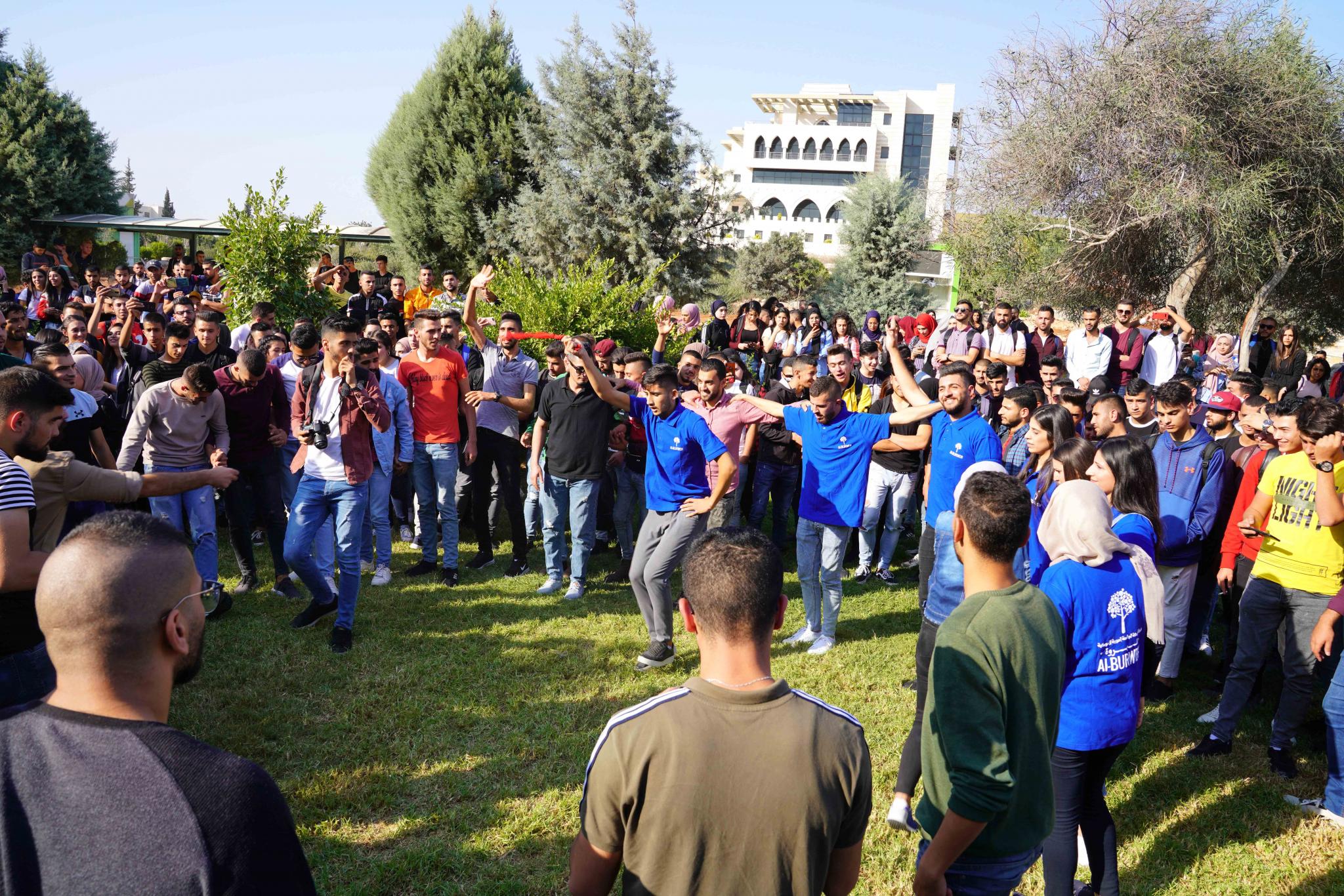 عمادة شؤون الطلبة في الجامعة تنظم نشاطا فنيا وثقافيا