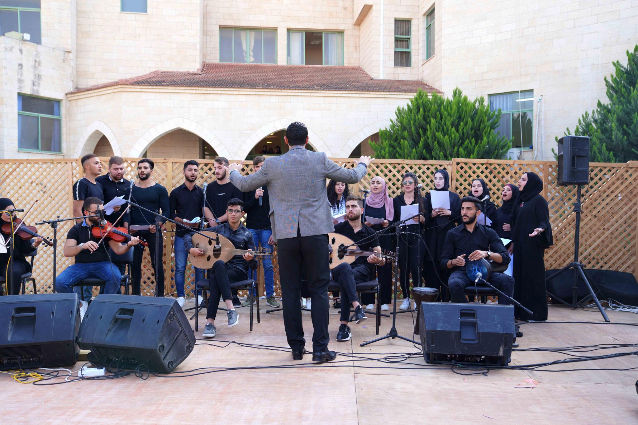 عمادة شؤون الطلبة في الجامعة تنظم نشاطا فنيا وثقافيا