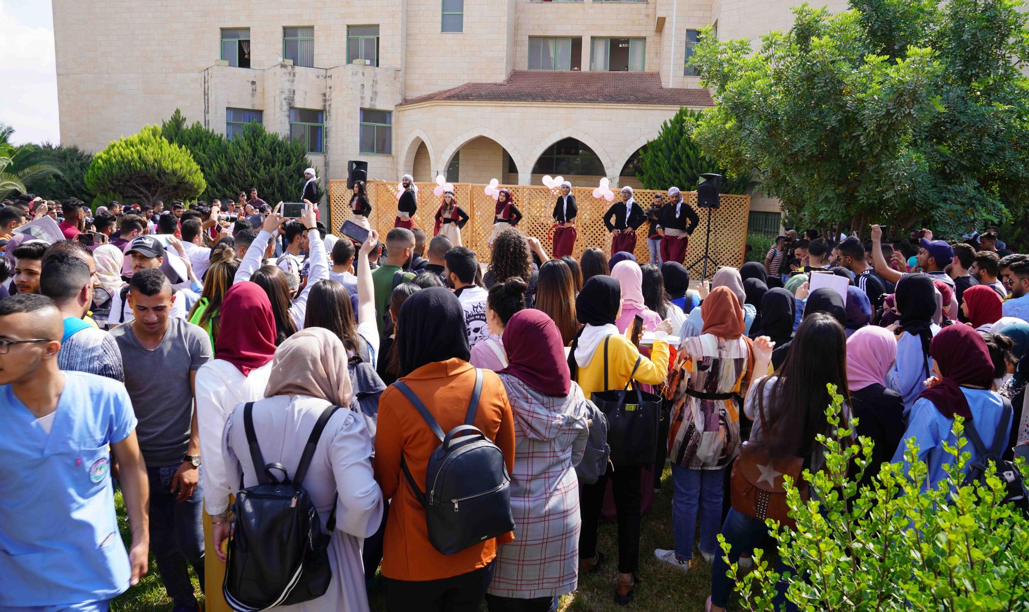 عمادة شؤون الطلبة في الجامعة تنظم نشاطا فنيا وثقافيا