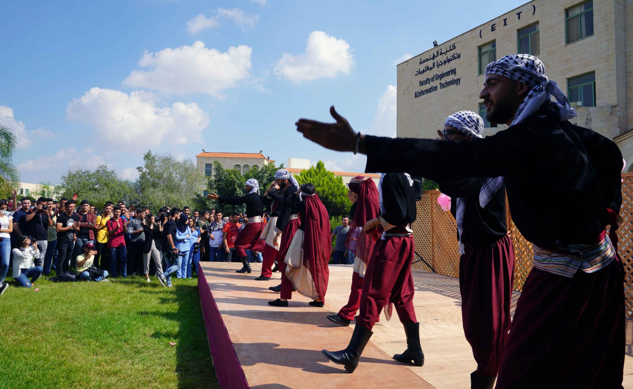 عمادة شؤون الطلبة في الجامعة تنظم نشاطا فنيا وثقافيا