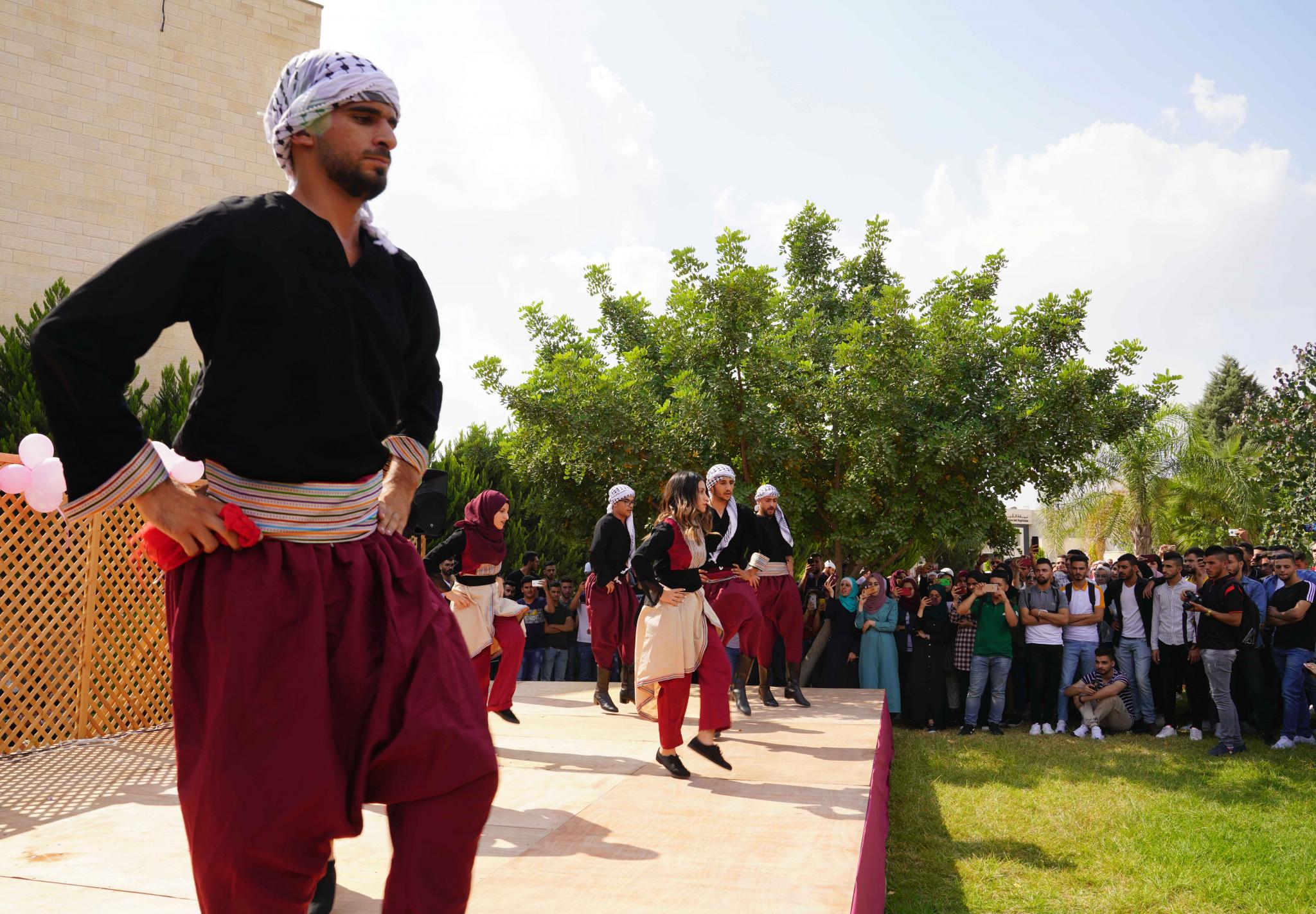 عمادة شؤون الطلبة في الجامعة تنظم نشاطا فنيا وثقافيا