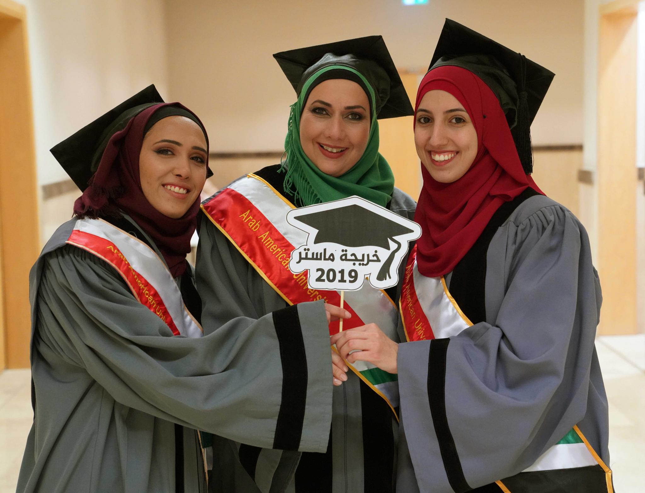 الجامعة تحتفل بتخريج طلبة الدراسات العليا للعام الأكاديمي 2018\2019