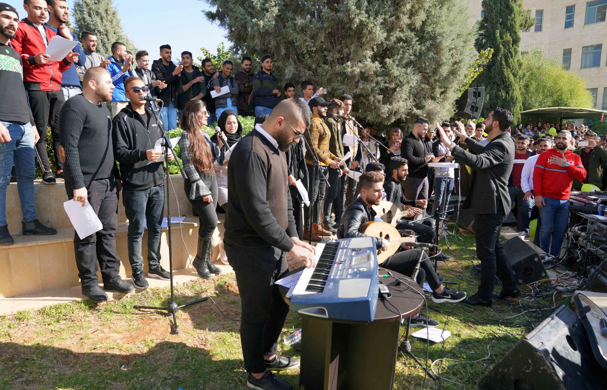 جانب من حفل إضاءة شجرة الميلاد في الجامعة