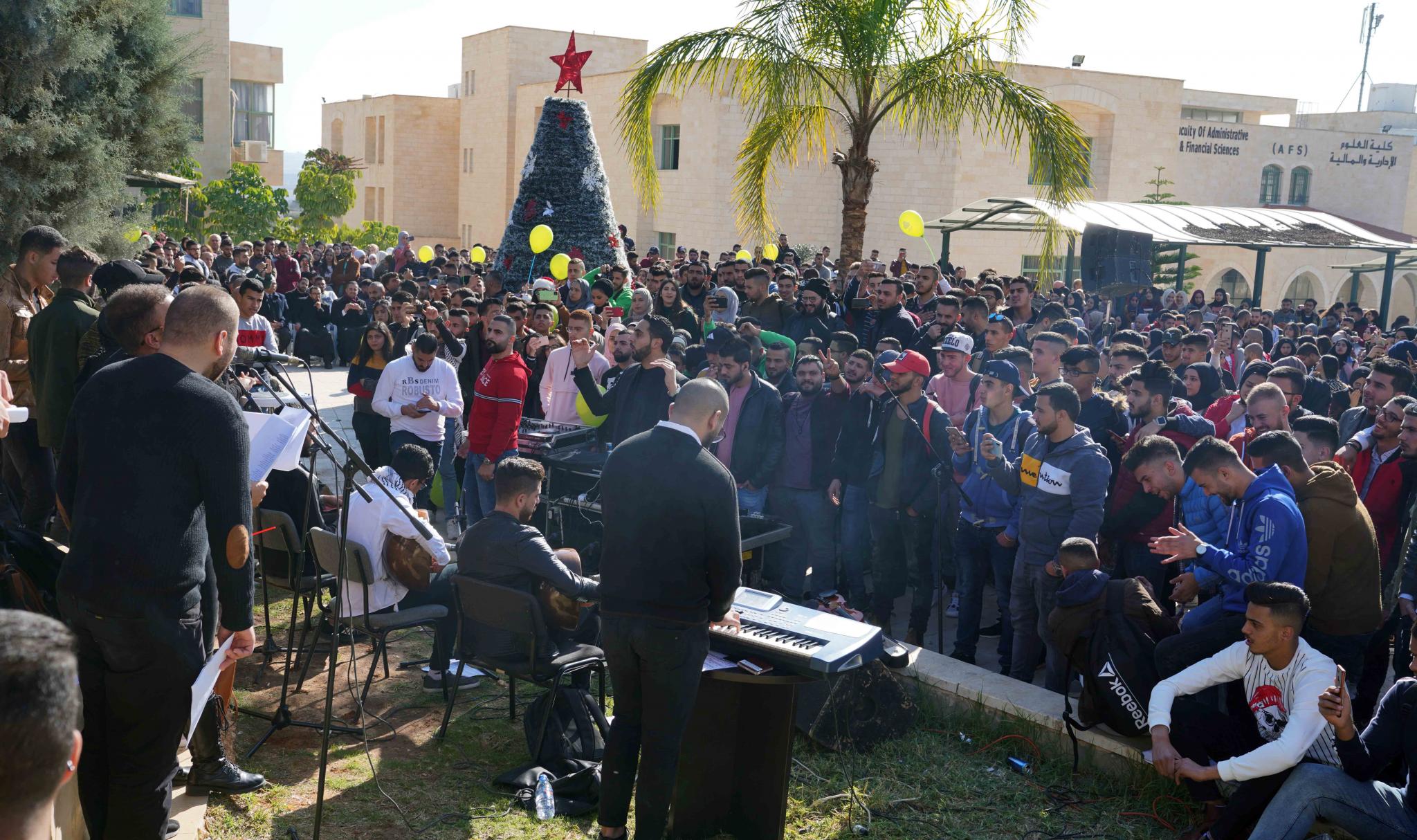 جانب من حفل إضاءة شجرة الميلاد في الجامعة