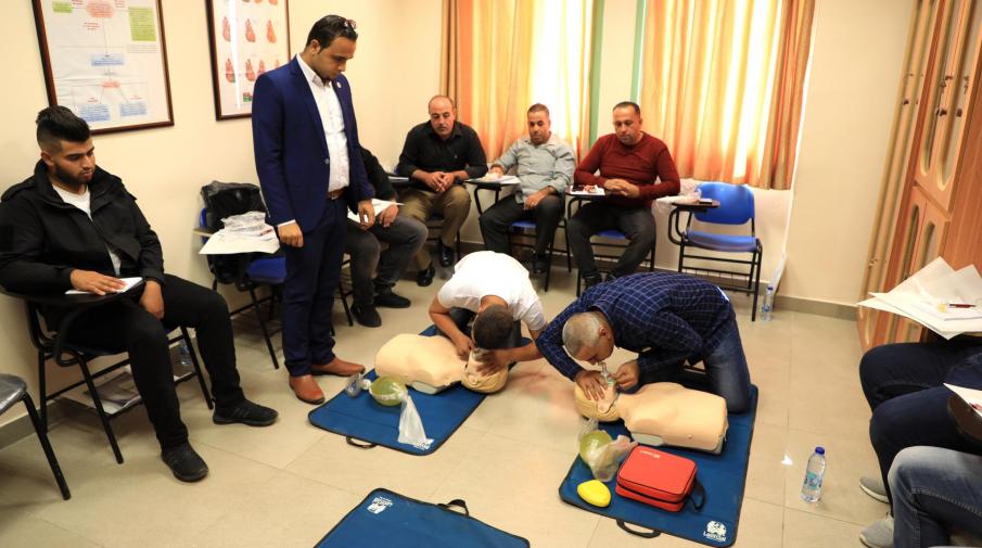 الجامعة تنظم دورة في انعاش القلب والتنفس لافراد من جهاز الشرطة 