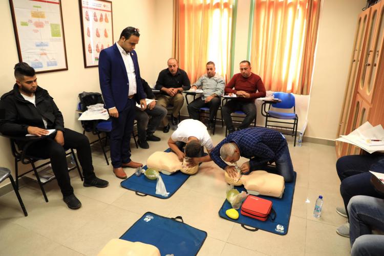 الجامعة تنظم دورة في انعاش القلب والتنفس لافراد من جهاز الشرطة