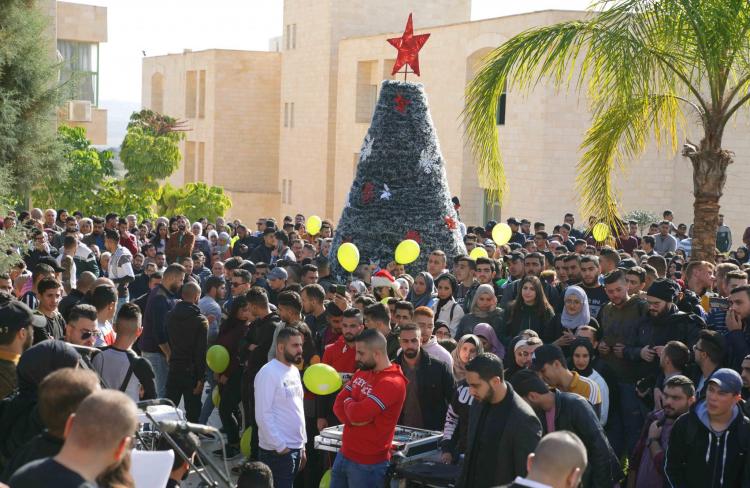 جانب من حفل إضاءة شجرة الميلاد في الجامعة